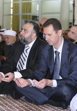 Bashar al-Assad rezando en una mezquita de Damasco