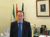 De Llera dice que la crisis y los recortes "no son excusa para abandonar a los inmigrantes y permitir su marginación"