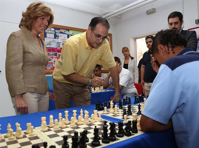 Plañiol Durante Su Visita Al Centro 'Altamira'.
