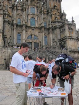 Peregrinos firmando la petición de Aborto Cero en la Praza do Obradoiro