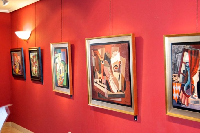 Algunas obras que componen la exposición 'Cubismo', de  Montse G. Camacho