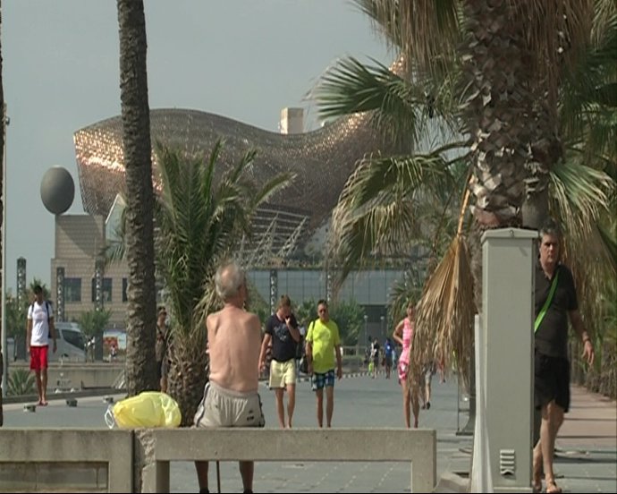 Barceloneses intentan sofocar el calor en la playa