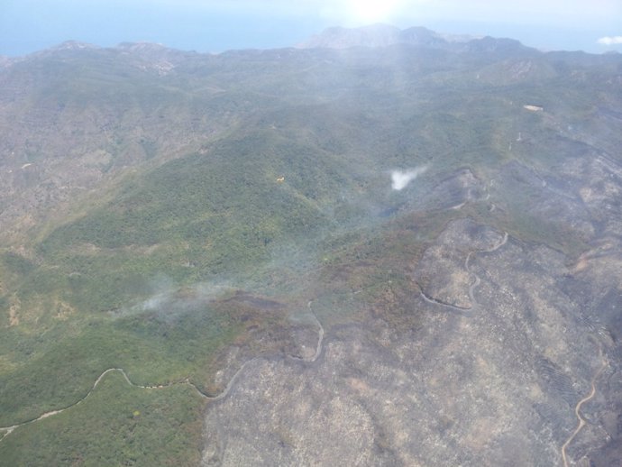 Vista aérea del frente del incendio de La Gomera