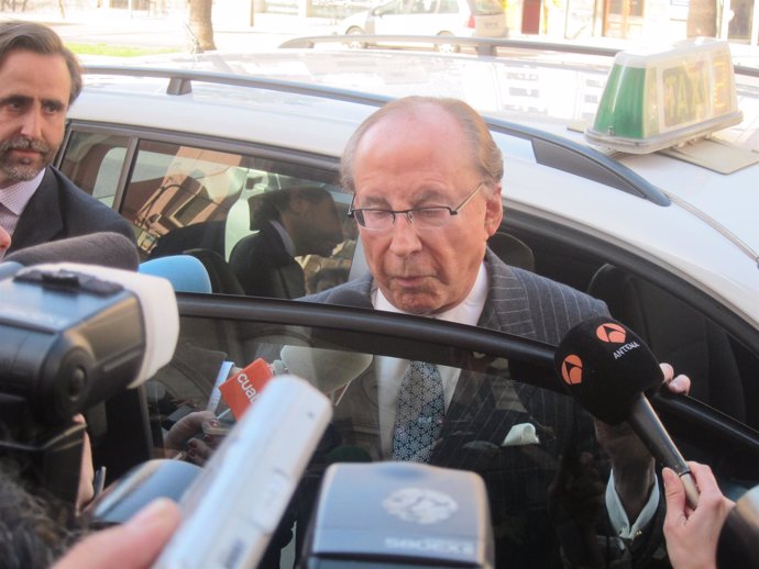 Ruiz-Mateos Y Un Hijo Saliendo De Un Taxi En Palma