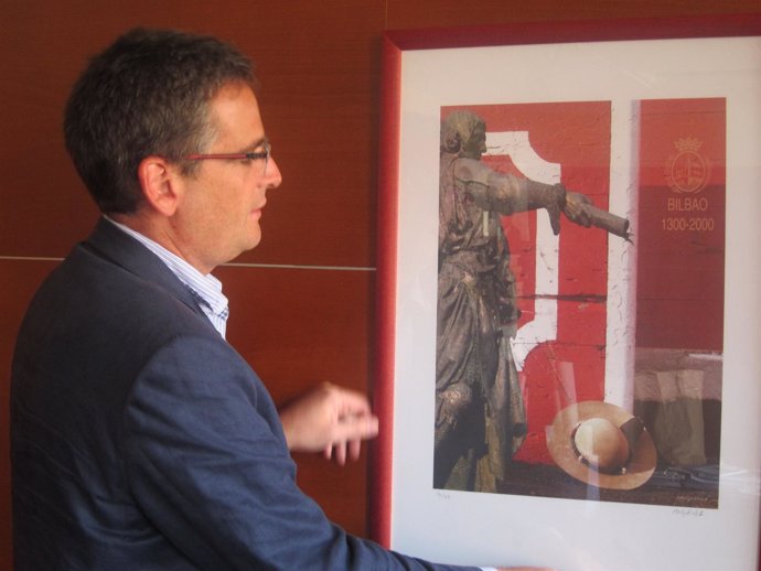 Antonio Basagoito Con El Cártel De Los Toros De Bilbao