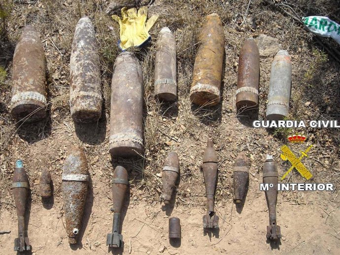 Proyectiles Localizados En Un Camino Rural