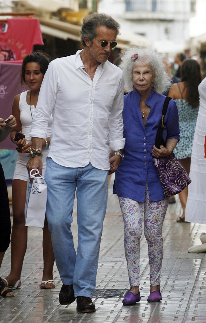 Alfonso Díez y la Duquesa de Alba disfrutan de su primer verano de casados