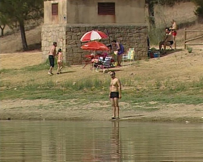 Emeritenses se refrescan en embalse de Proserpina