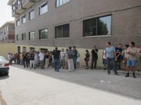 Las altas temperaturas no impiden que unas 50 personas permanezcan concentradas ante Administraciones Públicas