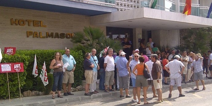 Concentración a las puertas del hotel Palmasol