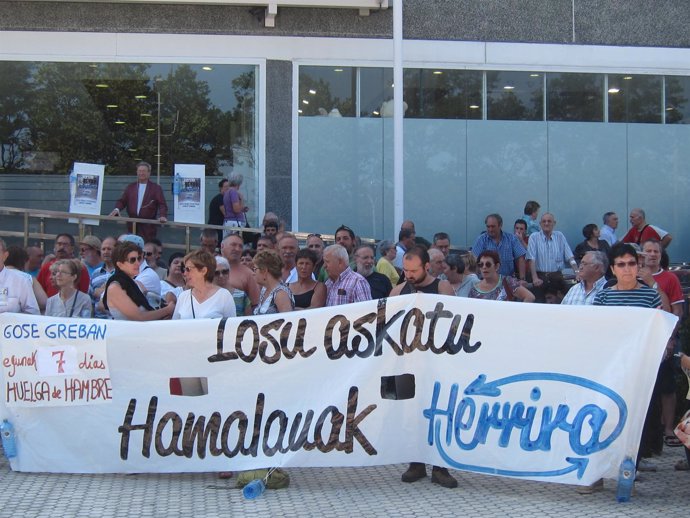 Concentración De Herrira En El Hospital Donostia.