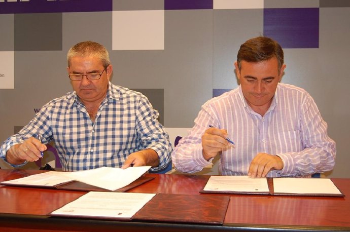 José Manuel Fernández Corral y Juan José García Marcos firman el convenio