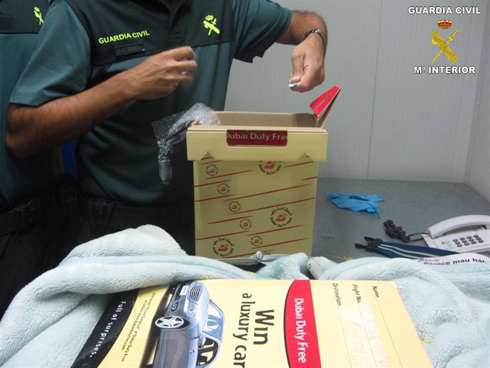 Apertura De Un Paquete Que Portaba Cocaína