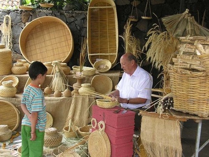 Un artesano del mimbre, durante las Feria de Artesanía de Pinolere 2011