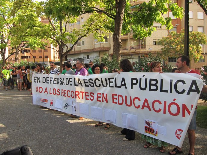 Los profesores vuelven a la calle para quejarse contra los recortes del Gobierno