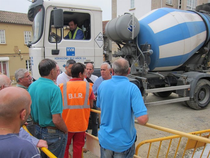 Vecinos de Teis paralizan obra en Enrique Lorenzo