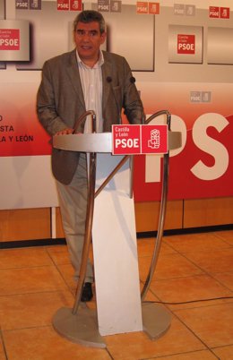 El secretario general del PSCL, Julio Villarrubia.