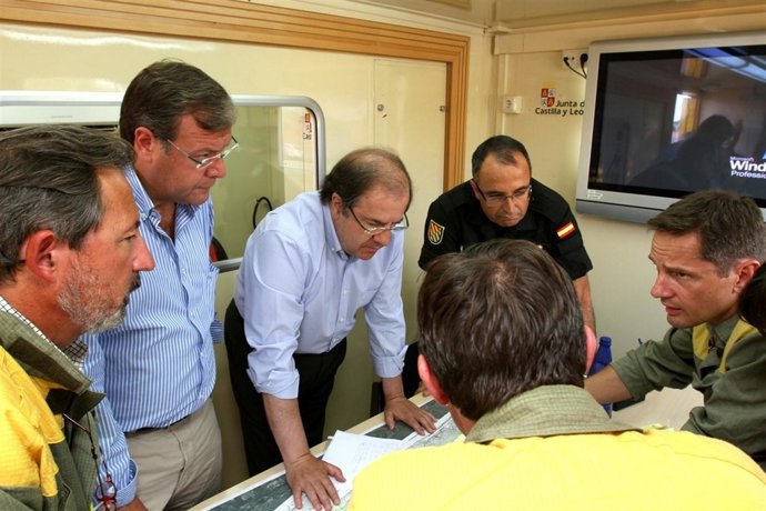 Herrera y Silván visitan el puesto de mando en Priaranza de la Valduerna (León)