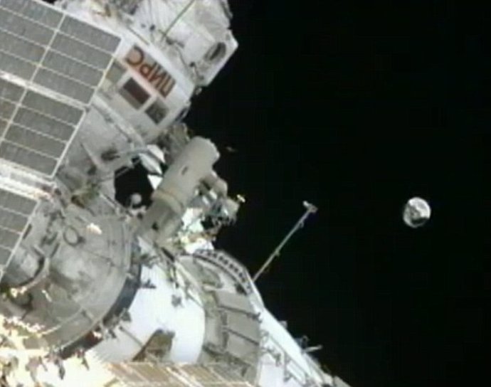 ISS lanzan bola de metal al espacio