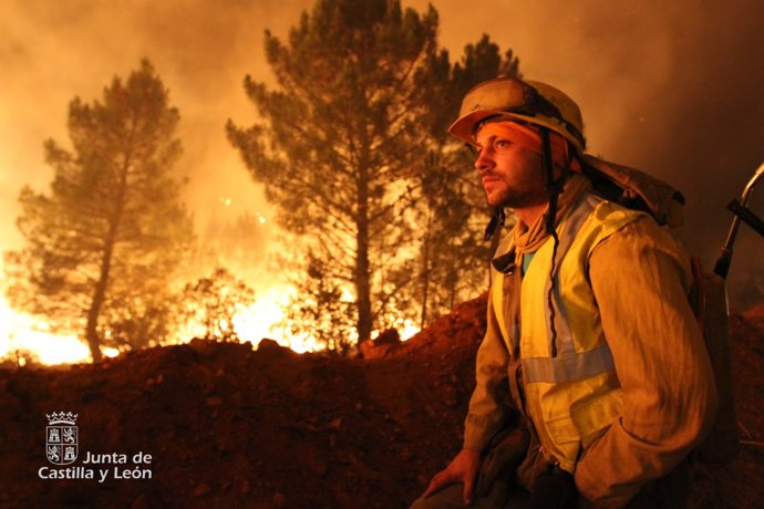 Uno de los efectivos en el escenario del fuego en Castrocontrigo.