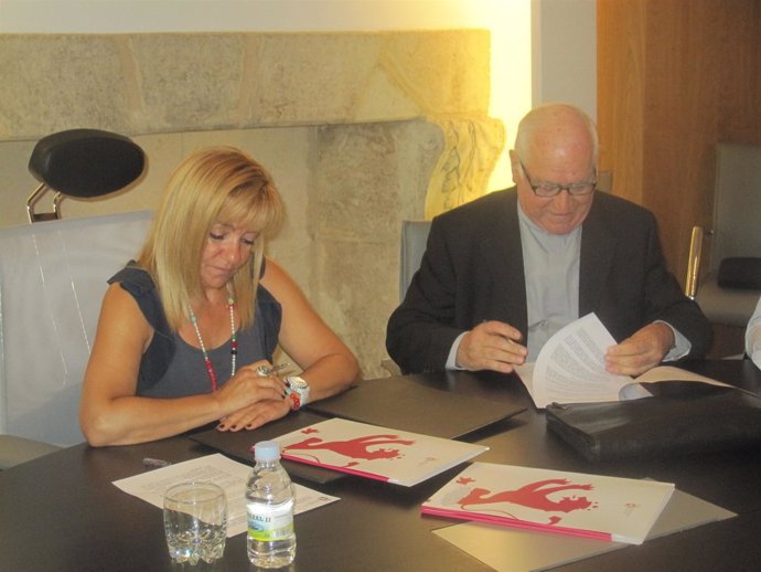 La presidenta de la Diputación y el Obispo de León durante la firma del convenio