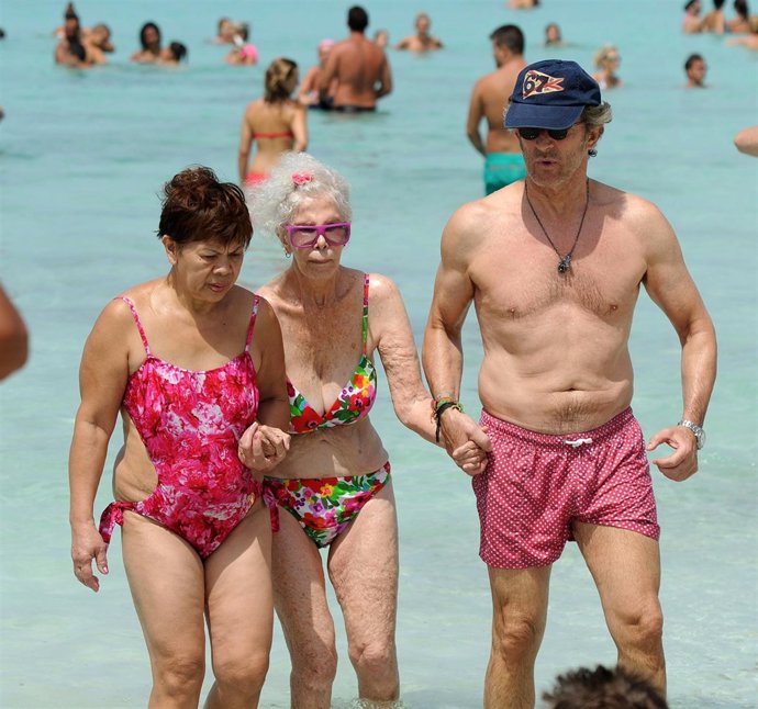 Los Duques de Alba dándose un baño en el mar 