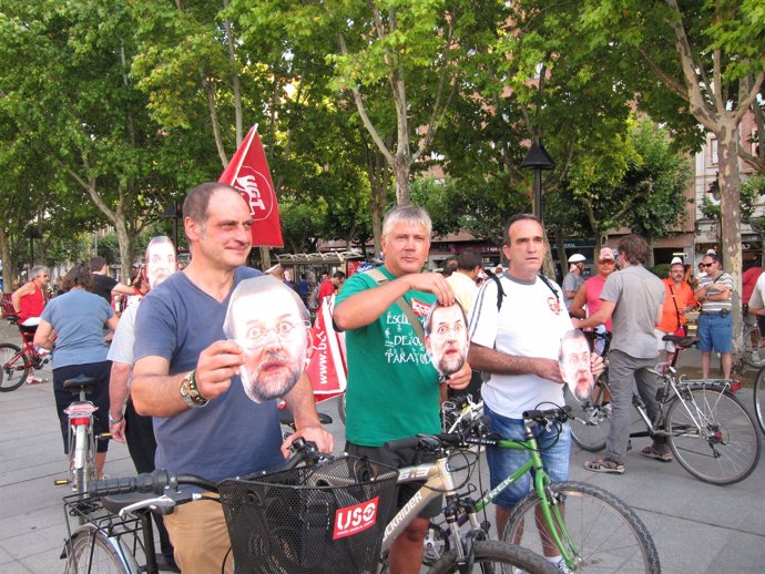 Manifestación en bicicleta de los sindicatos en Logroño