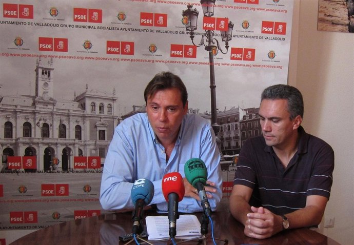 Los concejales del PSOE Óscar Puente y Javier Izquierdo, en rueda de prensa