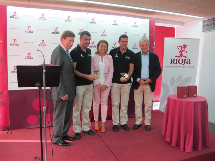 Momento de la entrega de la distinción