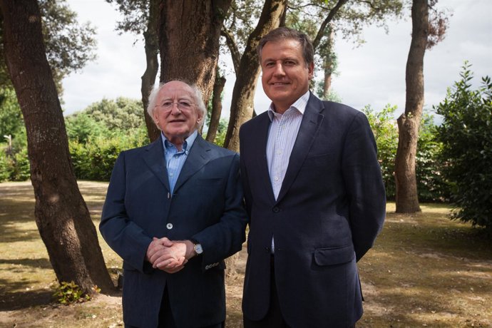 El consejero de Turismo con el presidente de Irlanda en Somo