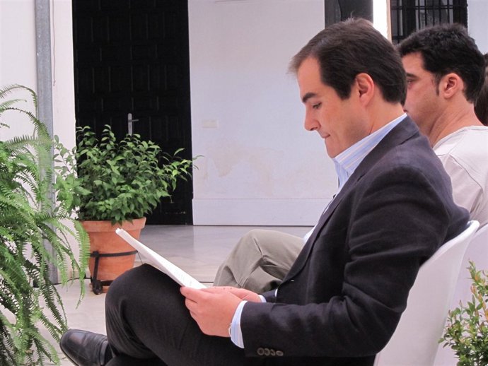 Nieto lee unos documentos