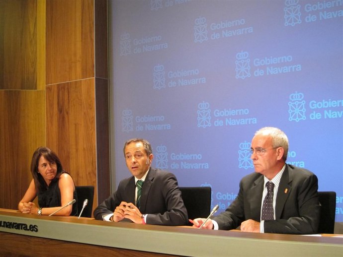 Vera, Sánchez de Muniáin y Pejenaute en la rueda de prensa.