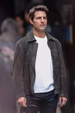 Tom Cruise parado en las calles de Nueva York.