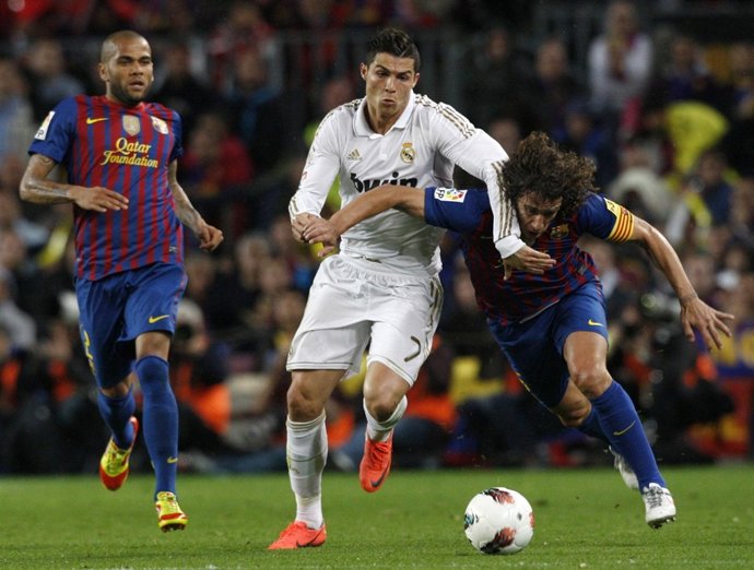 Dani Alves, Cristiano Ronaldo y Puyol en un Barcelona - Real Madrid