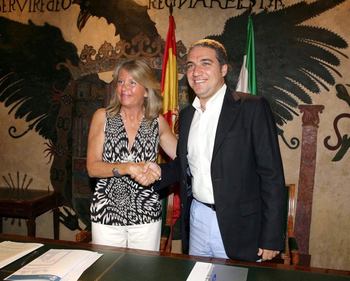 Elías Bendodo y Ángeles Muñoz