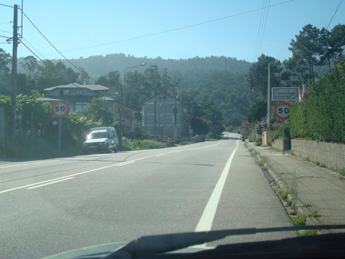 Tramos de la carretera con la señal de velocidad en Mos (Pontevedra)