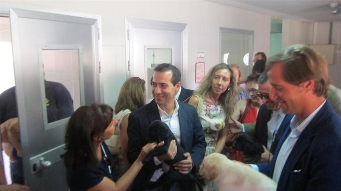 El consejero, con un perro guía