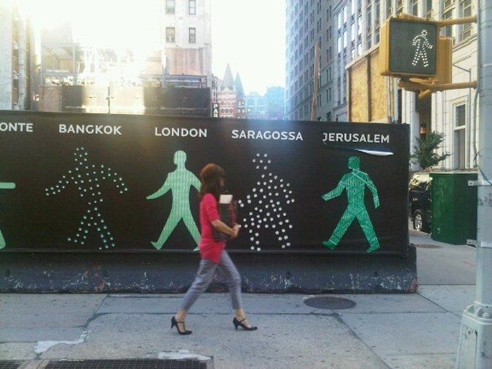 Icono femenino de un semáforo de Zaragoza en NY