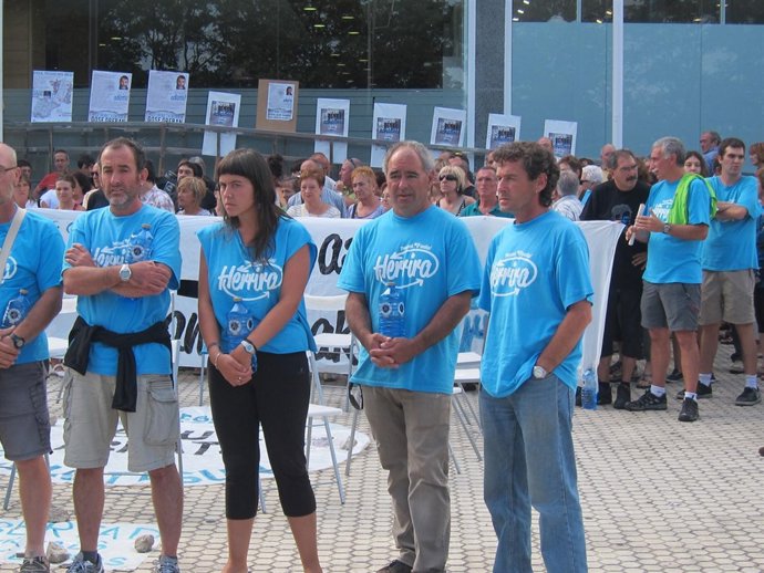 Personas En Huelga De Hambre Ante El Hospital Donostia.