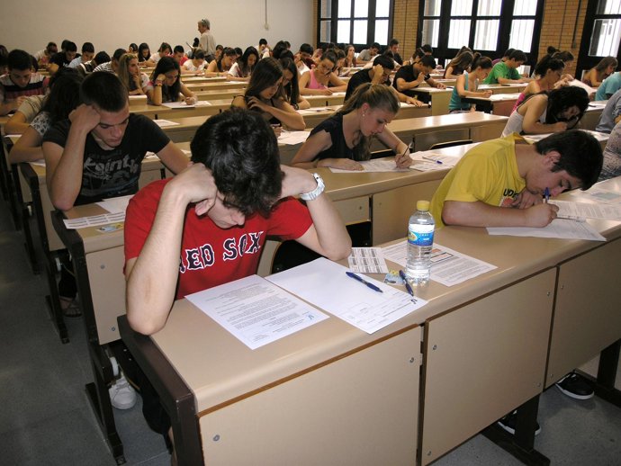 Alumnos Se Examinan De Selectividad En La UAL 