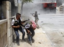 Rebeldes sirios combaten a las tropas del gobierno