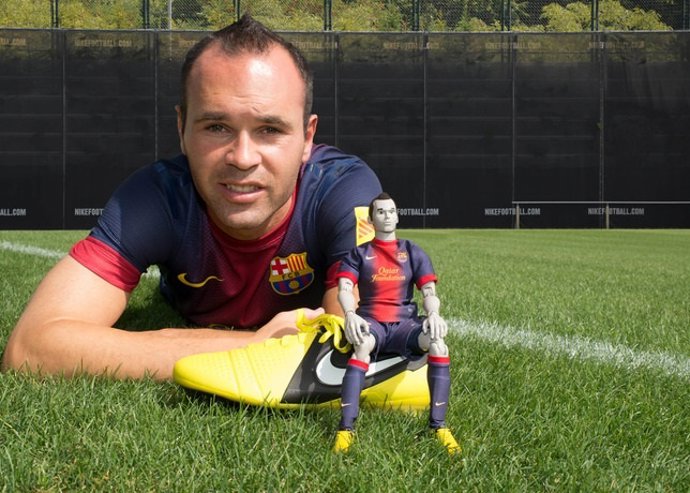 Iniesta y su marioneta, nuevas botas de Nike 