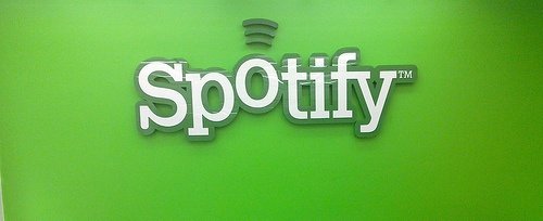 Logos de Spotify en oficina en construcción 