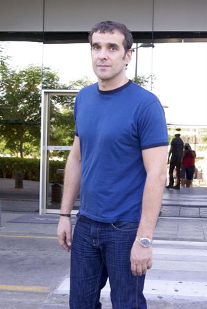 Luis Merlo acude al hospital a ver a Carlos Larrañaga 