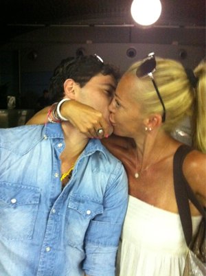 Belén Esteban y Fran Álvarez se besan tras rumores de separación.