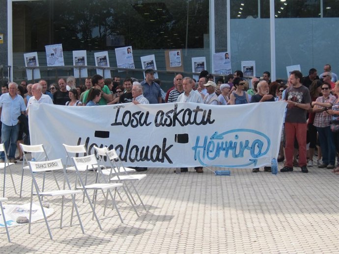 Protesta De Herrira En El Hospital Donostia.