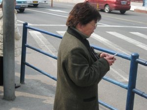 Usuaria china con móvil