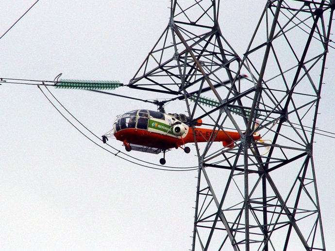 Revisión de líneas eléctricas de Iberdrola desde un helicóptero