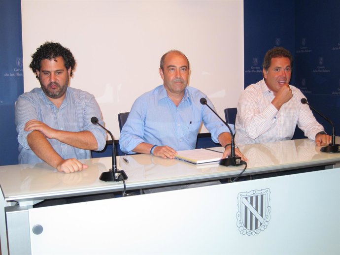 Gómez y representantes de la Mesa Audiovisual