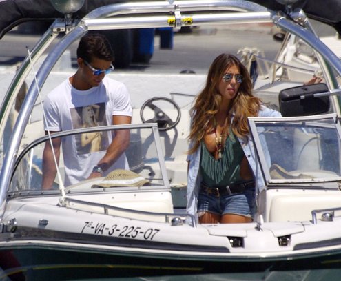 Daniel Arigita y Elena Tablada surcan las aguas de Marbella en un yate 